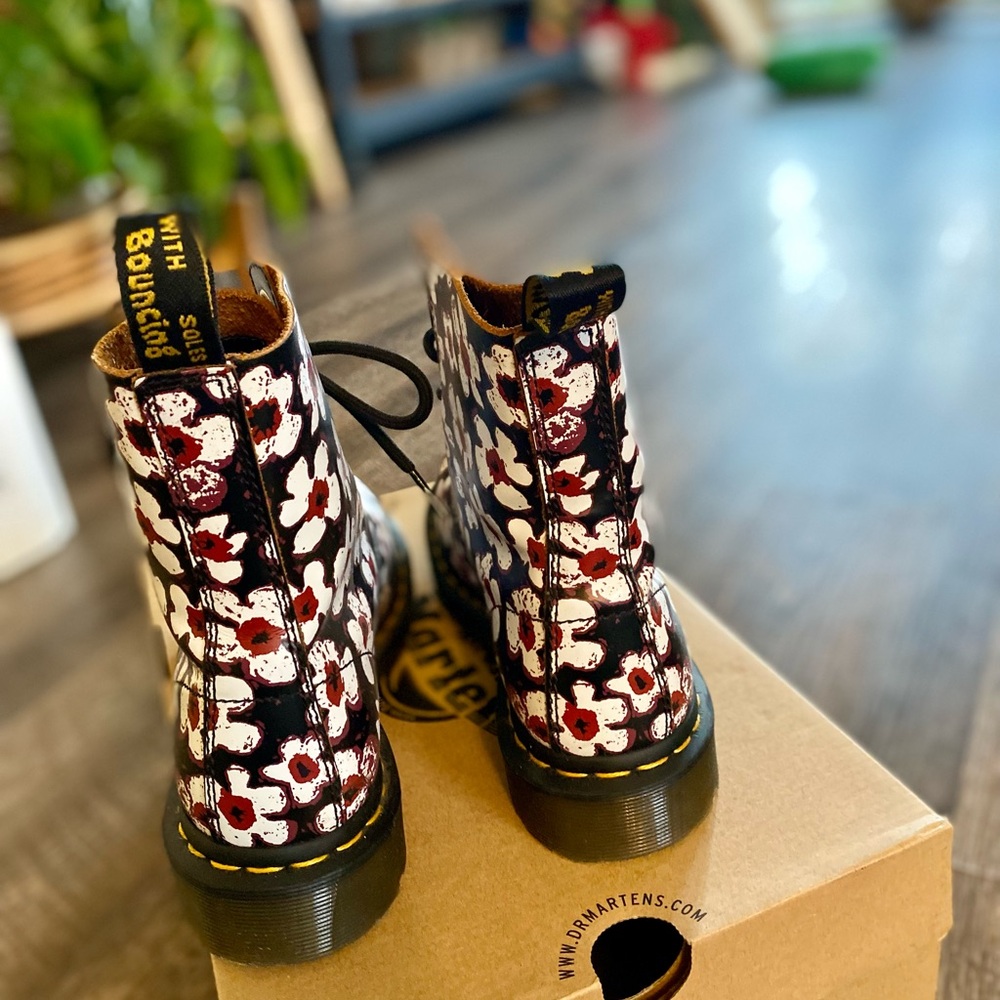 DR MARTENS Pansy Fayre Black White Red Leather 1460 Boots - UK4 / EUR37 - US 6 - Picture 4 of 7